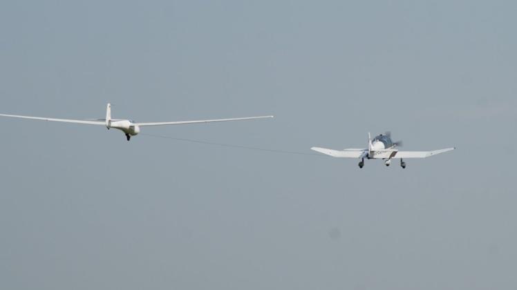 Test, ob die Thermik passt: Ein Motorflugzeug schleppt einen Segelflieger in den Himmel über Gerden. Fotos: Christina Wiesmann