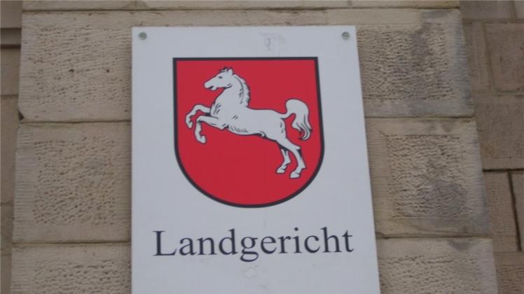 Ein 32-jähriger Mann aus dem südlichen Emsland hat zu Prozessbeginn vor dem Landgericht Osnabrück zugegeben, seine zum Tatzeitpunkt 14-jährige Stieftochter im Haus der Familie sexuell missbraucht zu haben. Symbolfoto: Archiv Ein 32-jähriger Mann aus dem südlichen Emsland hat zu Prozessbeginn vor dem Landgericht Osnabrück zugegeben, seine zum Tatzeitpunkt 14-jährige Stieftochter im Haus der Familie sexuell missbraucht zu haben. Symbolfoto: Archiv