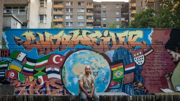Schriftzüge mit malerischen Elementen kombiniert: Der Kölner Künstler Sair4 gibt im Jugendhaus Wittekindstraße einen Workshop zu Grafittis und Wandmalereien. Schriftzüge mit malerischen Elementen kombiniert: Der Kölner Künstler Sair4 gibt im Jugendhaus Wittekindstraße einen Workshop zu Grafittis und Wandmalereien.