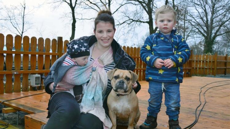 Janine Janusch mit ihren Kindern Julian und Colln (rechts) sowie Familienhund Coco. 