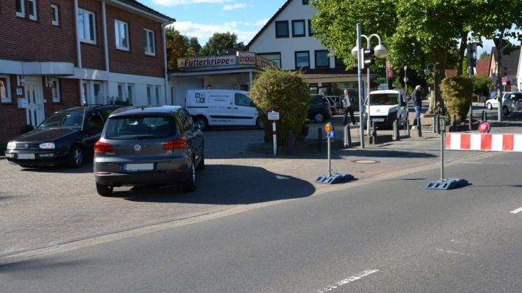 Gefährlicher „Schleichverkehr“: Direkt vor der Baustelle an der Grüppenbührener Straße bahnen sich Autofahrer ihren Weg über ein Privatgelände. Gefährlicher „Schleichverkehr“: Direkt vor der Baustelle an der Grüppenbührener Straße bahnen sich Autofahrer ihren Weg über ein Privatgelände.