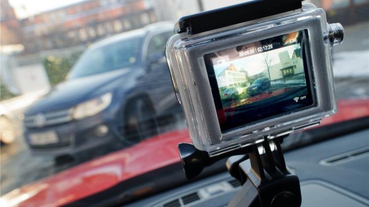 Eine kleine, auf dem Armaturenbrett installierte Videokamera, die Dashcam, filmt das Verkehrsgeschehen. Ob die Bilder als Beweismaterial in Verkehrsprozessen herangezogen werden sollten, ist rechtlich umstritten. 