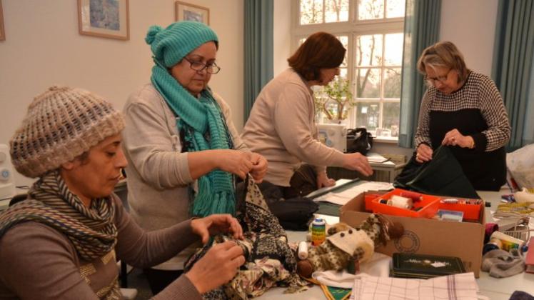 In der Nähstube der Diakonie Ganderkesee können Flüchtlingsfrauen, vor allem aus Syrien, auf andere Gedanken kommen, Deutsch lernen und sich austauschen. Archivfoto: Antje Cznottka
