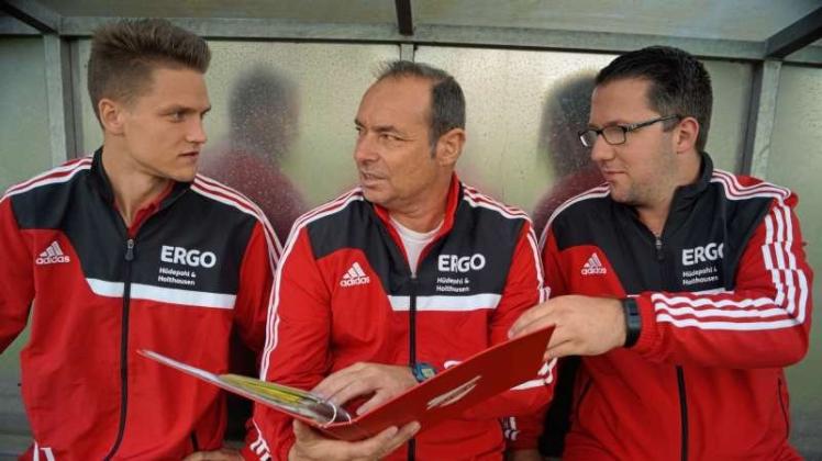 Tim Müller (links) bildet mit Andreas Lersch (Mitte) und Nico Wentzien das Trainer-Trio bei den 1. Kreisklassen-Fußballern des TuS Hasbergen. 
