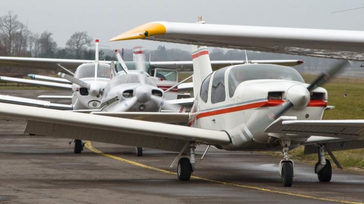 „Gänsemarsch“ zum Startpunkt: Zwölf Motorflugzeuge sind am Sonntagmorgen in Minutenabständen vom Atlas Airfield in Ganderkesee aus in Richtung Nordsee gestartet. 