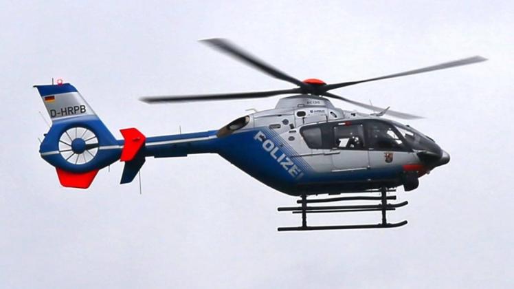 Die Polizei sucht mit einem Hubschrauber nach einem vermissten 51-jährigen Delmenhorster, der bei Lemwerder verunglückt sein könnte. Symbolfoto: imago/Becker/Bredel