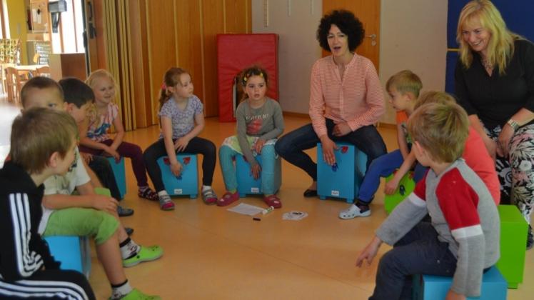 Anne Higgen bringt den Kindern in der Kita „Schatzinsel“ in Hoykenkamp das Trommeln bei. Kita-Leiterin Birgit Geerken (r.) schaut begeistert zu. 