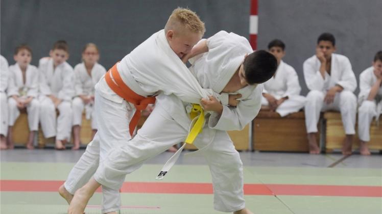 Enges Gefecht: Max Bunke (links) duelliert sich beim Judo-Turnier des JC Bushido mit Rafid Saber Karet.