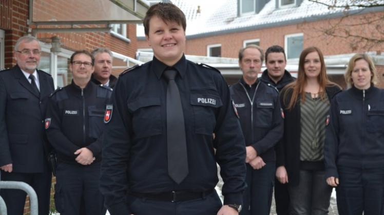 Jennifer Kempf (im Vordergrund) ist vom Weyher Polizeichef Johann-Dieter Oldenburg (links) als neue Leiterin der Polzeistation Stuhr vorgestellt worden. 