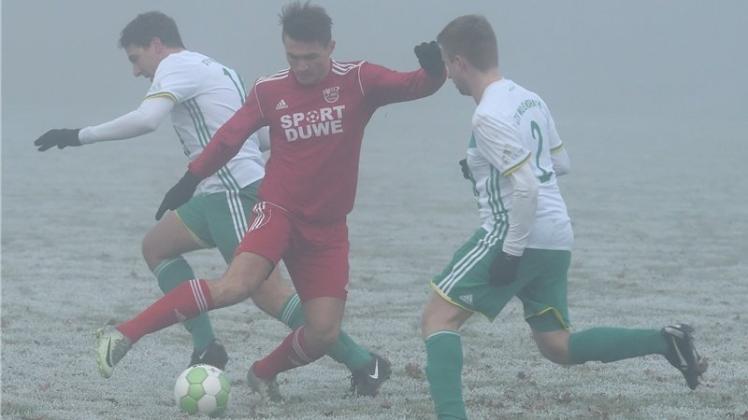 Im Nebel den Durchblick behalten: Stenums Waldemer Kelm behauptet den Ball gegen die Wilhelmshavener Maximilian Hohmann (links) und Torben Helmerichs. 