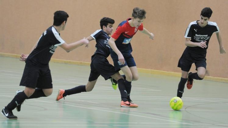 In der Jugend ist Futsal, hier beim Spiel der C-Junioren des SV Tur Abdin (schwarze Trikots) gegen Stenum, schon die Regel. 