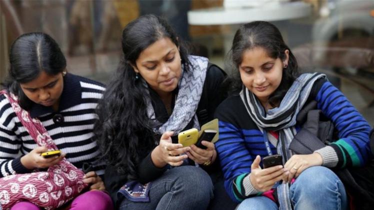 Smartphones sind in Indien sehr beliebt: Laut Berechnungen indischer Medien könnte die Regierung mit der Auktion umgerechnet mehr als 70 Milliarden Euro einnehmen. Foto: Piyal Adhikary