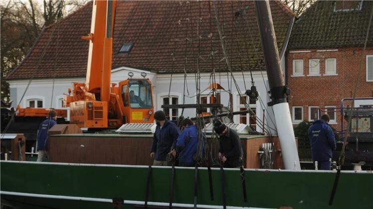 Die beiden Masten des Teeklippers „Katharina von Papenburg“ an der Wiek in Papenburg sind am Dienstag abmontiert worden.