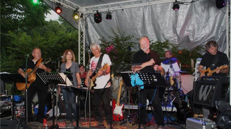 Nostalgie pur mit Pop-Klassikern aus drei Jahrzehnten war am Freitagabend mit der Band „Querbeat“ aus Georgsmarienhütte angesagt. 