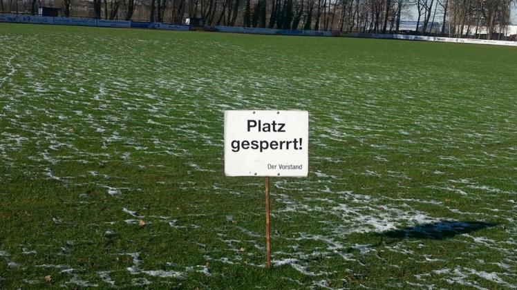 Hier geht nichts: Das Auswärtsspiel des VfL Wildeshausen beim TV Dinklage wird am Sonntag wird ausfallen, weil der Platz – hier ein Foto von Dienstag - gesperrt ist. 