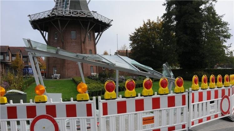 Die beschädigte Bushaltestelle vor Meyers Mühle in Papenburg soll im Laufe der Woche abgebaut werden. 