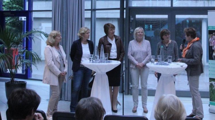 Diskussion im Atrium des Technologie Centrums Bissendorf: (von links) Gabriela König, Annette Niermann, Susanne Breiwe, Doris Beinker und Magdalene Heuvelmann mit Moderatorin Almut Detert. 