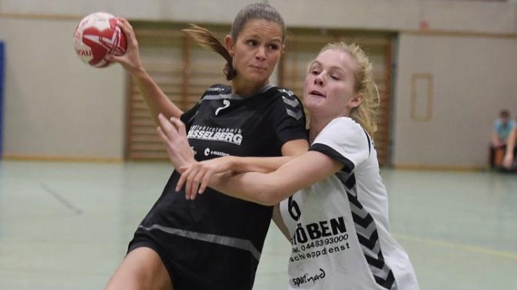 Schlug sich mit der HSG Grüppenbühren/Bookholzberg wacker: Lorena Krause (links) scheiterte mit ihrem Landesliga-Team am Oberligisten Elsflether TB. 