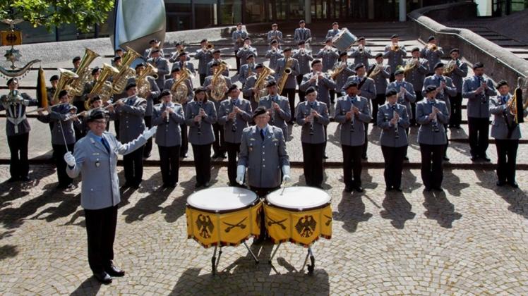 Militärisch akkurat und zugleich höchst professionell: Das Heeresmusikkorps Hannover gibt am 1. September ein Konzert in der Gutsscheune Varrel. 