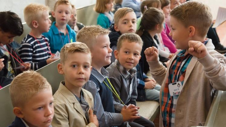 Versunken, aufmerksam, aufgeregt: Für viele Ganderkeseer Kinder hat die Schulzeit mit einem Einschulungsgottesdienst begonnen. 