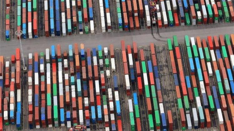 Container im Hamburger Hafen: Für 2017 senkt der Internationale Währungsfonds (IWF) die Konjunkturprognose für Deutschland leicht nach unten. 