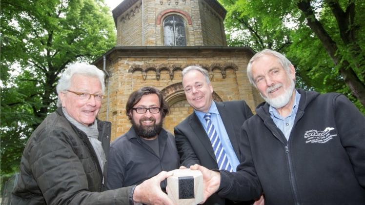 Hand in Hand für den Erhalt der historischen Kapelle auf dem Hasefriedhof: Klaus Lang, Jakob Bartnik, Christian Mohrbutter und Henning Sannemann (von links). 