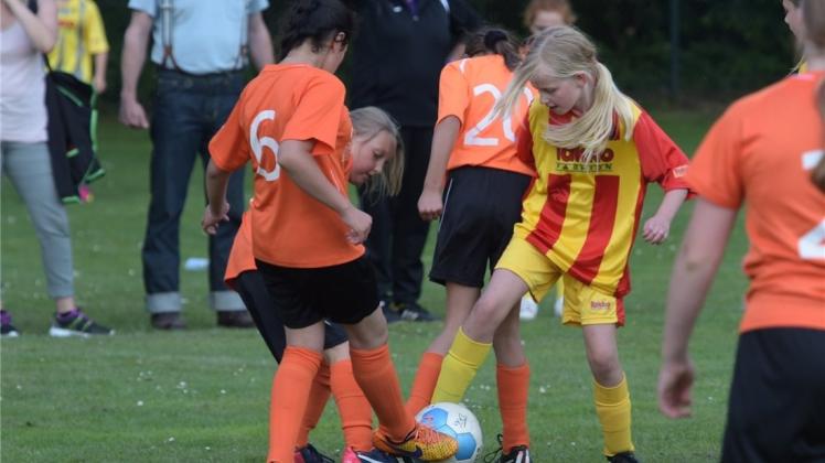 Drei gegen Eine: Die Fußballerinnen der Grundschule Deichhorst (orangefarbene Trikots) überzeugten auf ganzer Linie und wurden verdient Stadtmeister. Drei gegen Eine: Die Fußballerinnen der Grundschule Deichhorst (orangefarbene Trikots) überzeugten auf ganzer Linie und wurden verdient Stadtmeister.