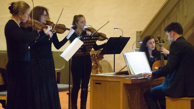 Mit dem „Concerto grosso d-Moll“ von Antonio Vivaldi eröffneten die Musiker des Cornelius Consort das Passionskonzert in der evangelischen St. Cyprian- und Cornelius-Kirche. Zwei Sängerinnen traten dann zum Höhepunkt, dem „Stabat mater“, hinzu. 