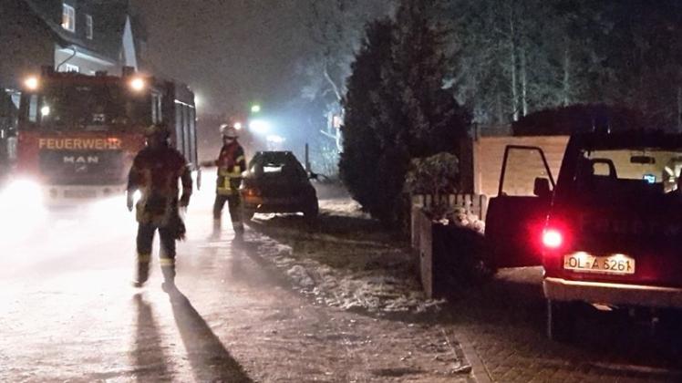 Abendlicher Feuerwehreinsatz in Hude: An der Max-von-Eyth-Straße hatten Bewohner eines Mehrfamilienhaus im Hausflur Gasgeruch wahrgenommen. 