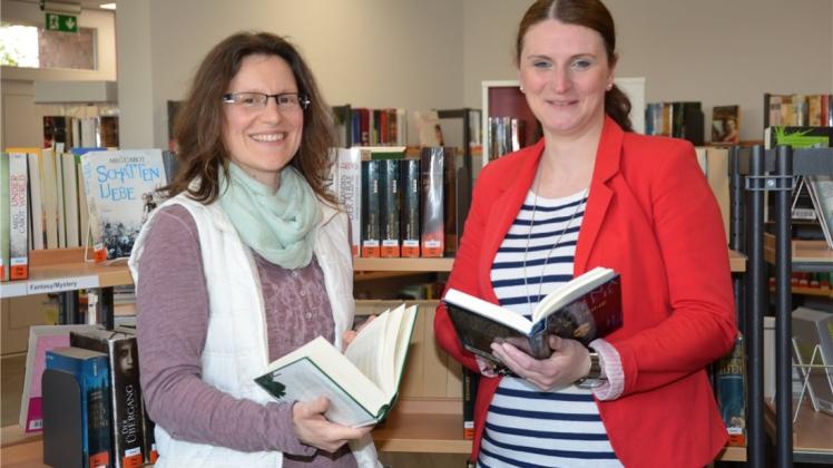 Sind ab 2. Mai in der Gemeindebücherei in Bookholzberg tätig: Melanie Bolte (links) und Stephanie Lorenz. 