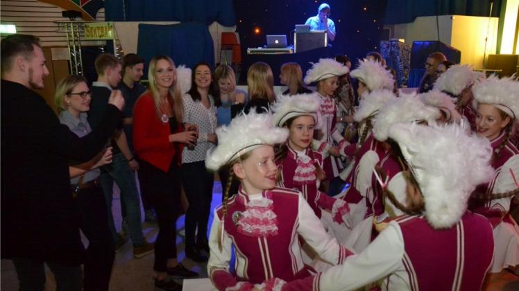 Die Weiß- Pinken Funken mischten sich am Mittwochabend wie die anderen Tänzerinnen der Garden vor und nach ihren Auftritten bei „Dance 4 Faschingsfans“ in der Festhalle am Steinacker in Ganderkesee unter das gut gelaunte Publikum. 