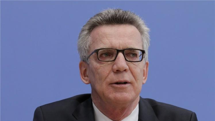 Bundesinnenminister Thomas de Maizière (CDU) hat die Bevölkerung angesichts der Terroranschläge im Ausland zu erhöhter Wachsamkeit aufgerufen. 