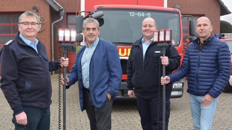 Zeigten die neuen Leuchten der Freiwilligen Feuerwehr Schierbrok: (von links) Bernd Seemann, Hergen Geerken, Nobert Twisterling und Thorsten Hoolt. 