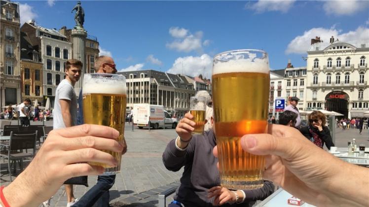 Bier wird in Lille an diesem Wochenende nur in Gaststätten ausgeschenkt und ist ab Samstag, 17 Uhr, in Restaurants und Supermärkten nicht mehr zum Mitnehmen erhältlich. Außerdem müssen Bars und Diskotheken um Mitternacht schließen. Symbolfoto: Johannes Kapitza