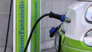 Noch ein seltenes Bild in Deutschland: Elektroauto an einer Stromtankstelle. 