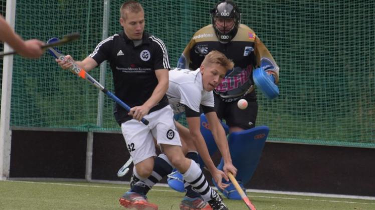 Als Spieler und Trainer für den Hockey-Club Delmenhorst im Einsatz: Nils Hübner (Mitte). Als Spieler und Trainer für den Hockey-Club Delmenhorst im Einsatz: Nils Hübner (Mitte).