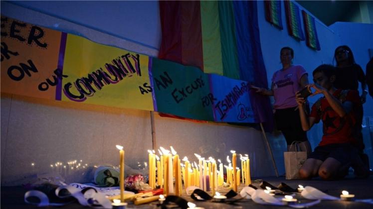 Nach dem Blutbad im Nachtclub „Pulse“ in Orlando rätseln die Ermittler noch über das Motiv des Attentäters. Freunde, Bekannte und Familienangehörige beschreiben den 29-jährigen Omar Seddique Mateen als impulsiv, gewalttätig und psychisch instabil. 