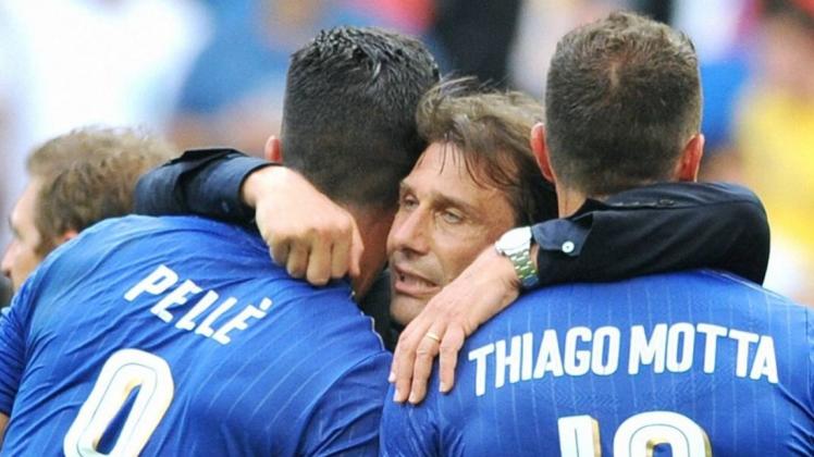 Wie ein Vater zu seinen Kindern: Antonio Conte umarmt Graziano Pellè und Thiago Motta. Fotos: imago/Kraft/Action Pictures, dpa