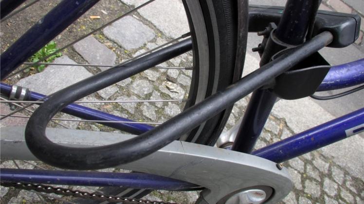Der beste Schutz vor einem Fahrraddiebstahl ist ein gutes Schloss mit einem möglichst hohen Sicherheitslevel. Das geben die Hersteller in der Regel auf einer Skala an. Bügelschlösser gelten als die sichersten. Symbolfoto: dpa