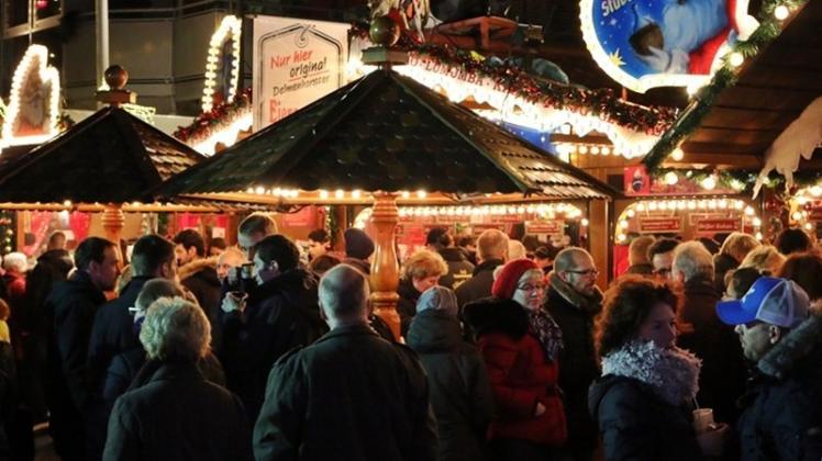 Der Weihnachtsmarkt in Delmenhorst lockt gerade in den Abendstunden Hunderte Besucher auf den Marktplatz. 