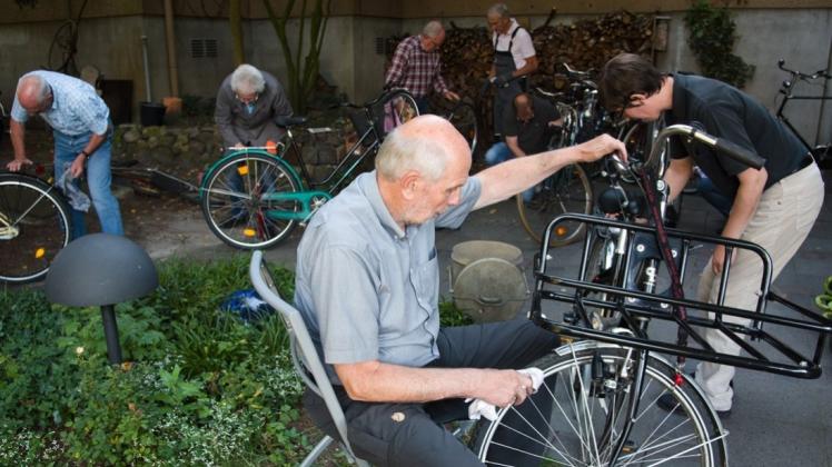 Putzaktion für bedürftige Kinder: Jörg Lencer (vorne) hat mit Lions-Freunden gespendete Fahrräder auf Vordermann gebracht. 