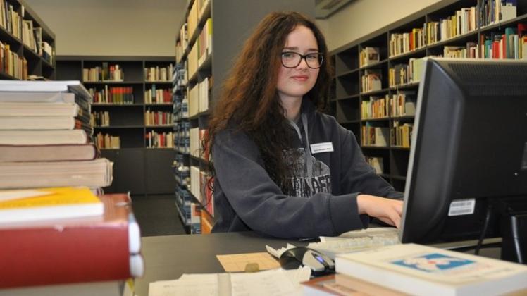 Die Registrierung von Büchern in der Bibliothek ist eine Aufgabe der FSJlerin Anna Rumpke. 