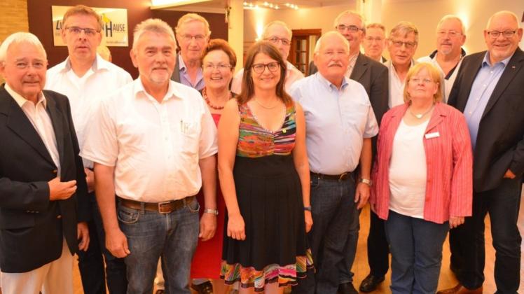 Diskutierten vor rund 40 Besuchern über Senioren im Landkreis Oldenburg: Politiker, die in den Kreistag gewählt werden möchten, und Mitglieder einiger Seniorenbeiräte. Diskutierten vor rund 40 Besuchern über Senioren im Landkreis Oldenburg: Politiker, die in den Kreistag gewählt werden möchten, und Mitglieder einiger Seniorenbeiräte.