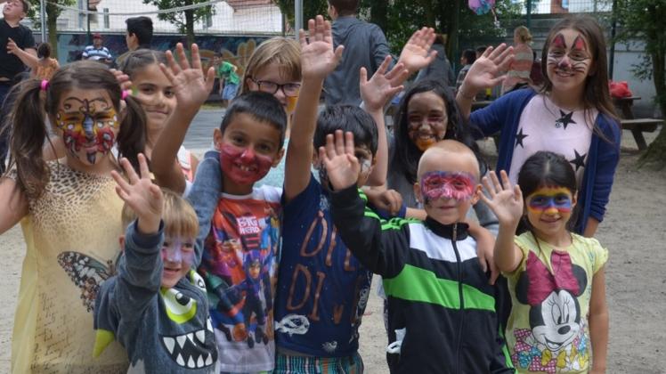 Noch einmal austoben, bevor die Ferien enden: Zahlreiche Kinder feierten im Hof des Jugendhauses Wittekindstraße 