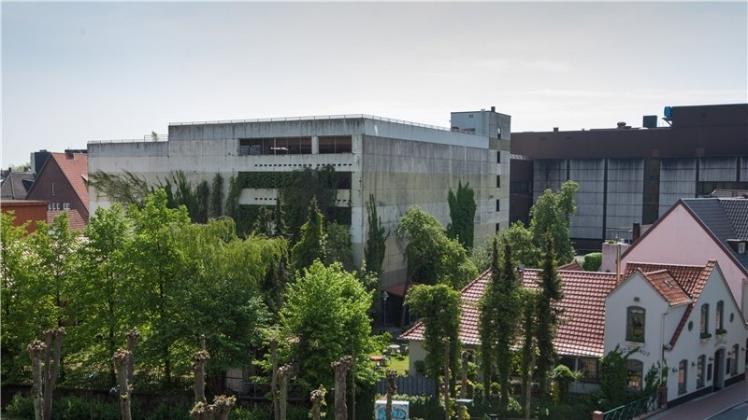 Das Ex-Hertie Parkhaus soll aus dem Stadtbild verschwinden. Archivfoto: Andreas Nistler Das Ex-Hertie Parkhaus soll aus dem Stadtbild verschwinden. Archivfoto: Andreas Nistler