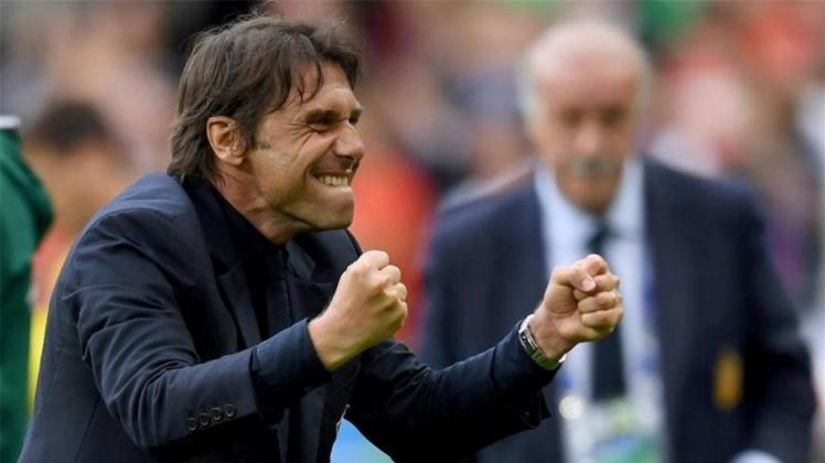 Italiens Coach Antonio Conte freut sich auf das Spiel gegen Deutschland. 