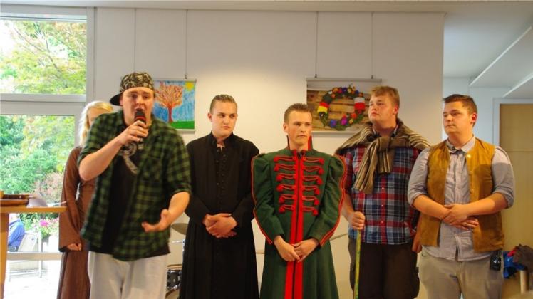 Präsentierten gemeinsam das Theaterstück „Lustig ist das Zigeunerleben“: Alexanderschüler mit Rapper Sam. 
