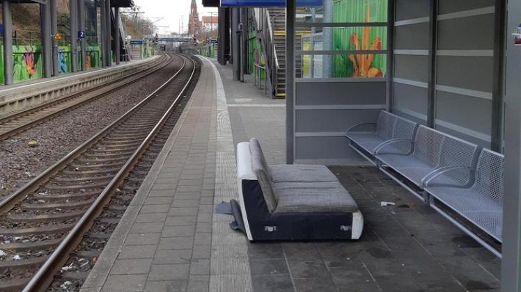 Sofa auf dem Bahnsteig