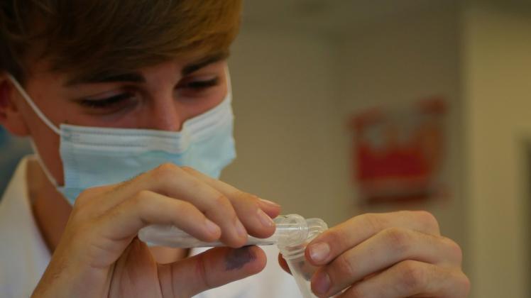 Schüler Tim Spiegl überschichtete im Schülerlabor in Groß Lüsewitz seine DNA-Probe mit eiskaltem Spiritus.