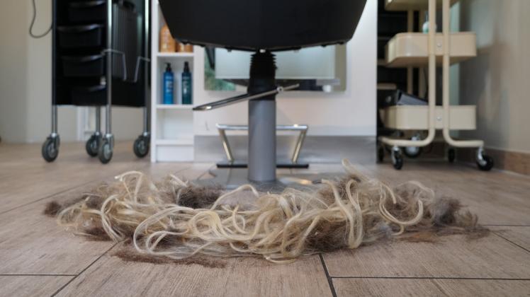 Friseurin Nadine Wahmes sammelt seit Kurzem die Haare, die in ihrem Salon in Meppen auf dem Boden landen, und spendet sie an die Initiative „Hair Help the Oceans“. Mit ihnen können Gewässer von Verschmutzungen befreit werden. 